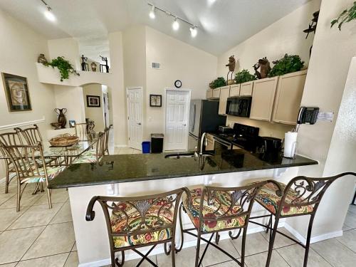 EP1015SEL - 4 bedrooms pool home on a lake EP1015SEL - 4 bedrooms pool home on a lake