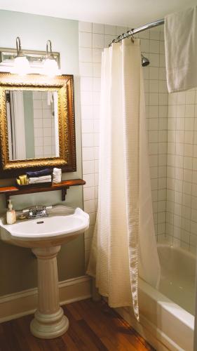 Gillespie House Inn in Parrsboro (NS)