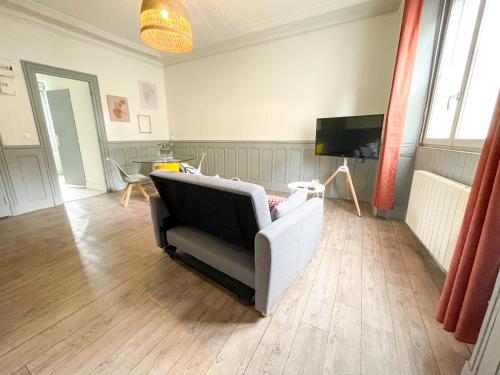 Koplietošanas atpūtas telpa ar TV, L'Espaly - appartement rénové, 600 m du centre historique (L'Espaly - appartement renove, 600 m du centre historique) in Espaly-Saint-Marcel