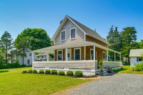 Walk to 2 Beaches Pocasset Home with Kayaks and Bikes