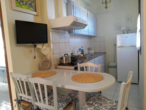 virtuve, Margianou Seaview Apartments 1 & 2 in Kalamos (Argalasti)