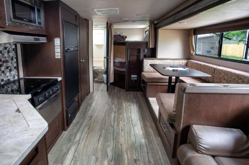 مطبخ, Big River Escape Riverside Cabins in La Crosse City Center