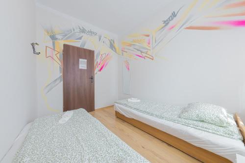 Hostel Graffiti Room Type - Large Double Room