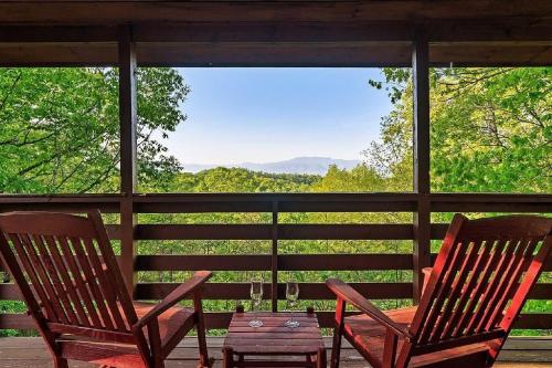 Romantic, Private Cabin in Smokies Hot Tub Firepit, Sevierville