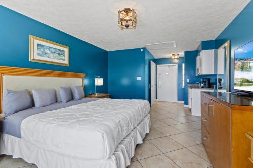 Ocean View Hotel Room with Balcony- King Bed #21 in Fort Pierce, USA