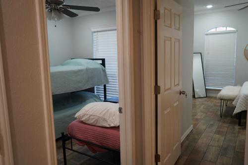 2 Bedroom Duplex with King Suite near AT&T Stadium in Arlington, USA