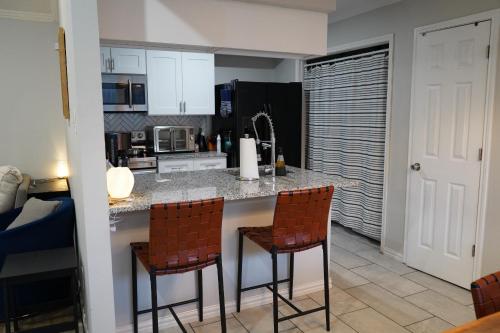 2 Bedroom Duplex with King Suite near AT&T Stadium in Arlington, USA