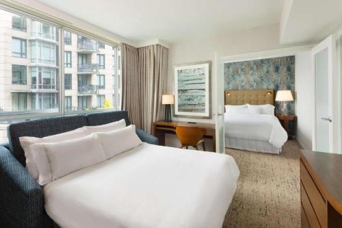 Deluxe King Suite with City View