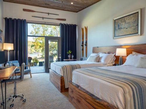 2 queen beds, 1 double bed