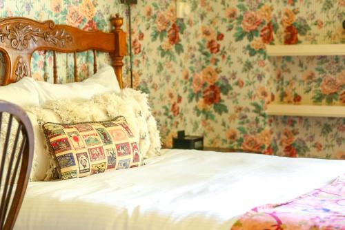Queen Room with Fireplace room in Petite Auberge
