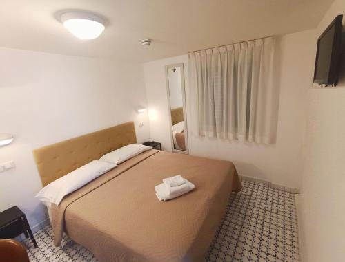 1 queen bed