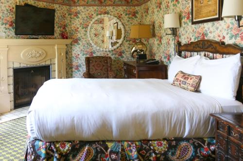 Queen Room with Fireplace image 2