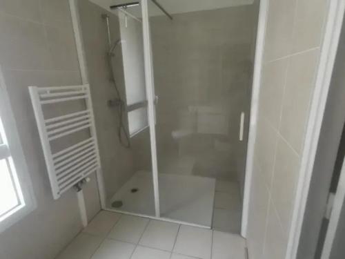Vannituba, Appartement charmant à Viroflay avec terrasse & parking (Appartement charmant a Viroflay avec terrasse & parking) in Chaville