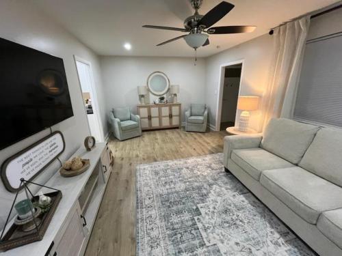 Charming Springboro house near historic downtown in สปริงโบโร (OH)