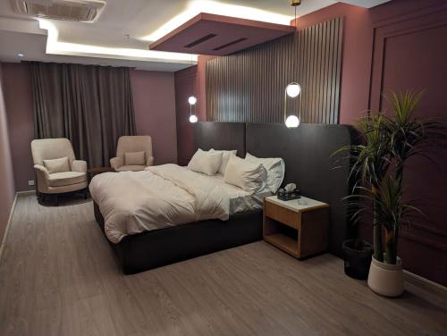 GoldCrest Mall and Residency - Executive 3-Bed Suite - image 13