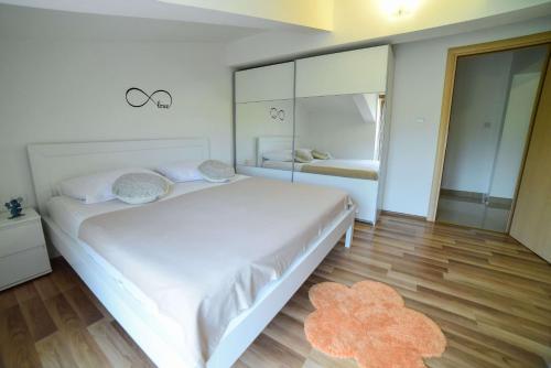 Apartments with parking space Sinj, Zagora - 23403 in Karakašica