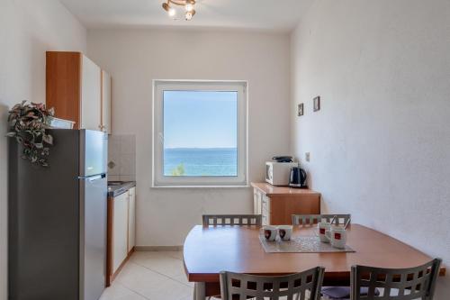 One-Bedroom Apartment with Balcony and Sea View image 4