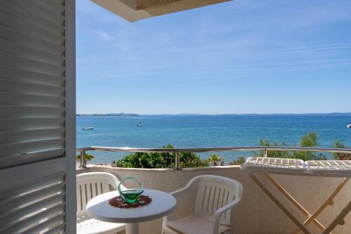 One-Bedroom Apartment with Balcony and Sea View image 2