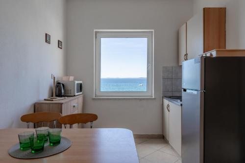 One-Bedroom Apartment with Balcony and Sea View image 4