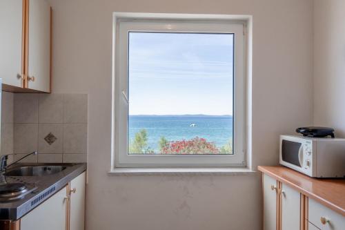 One-Bedroom Apartment with Balcony and Sea View image 5