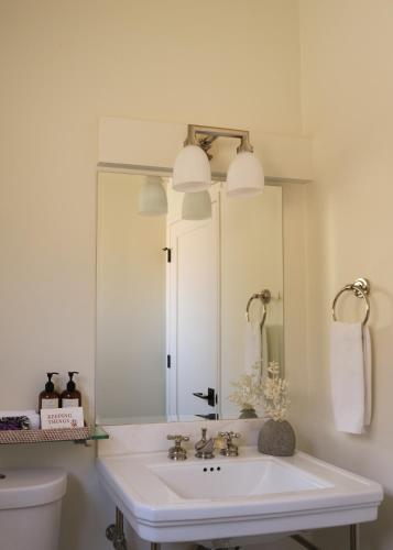 575214049 Hotel Ynez