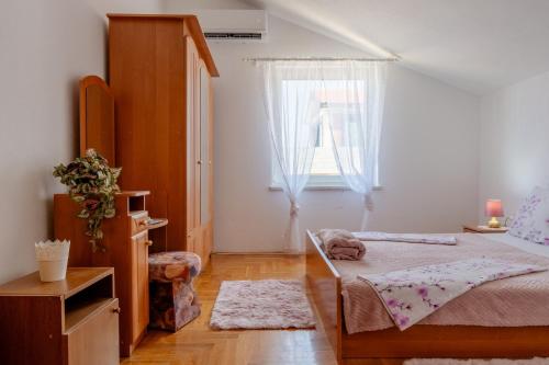 One-Bedroom Apartment with Balcony and Sea View image 7
