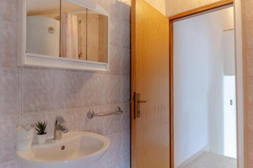One-Bedroom Apartment with Balcony and Sea View image 5