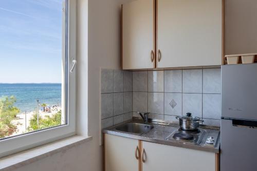 One-Bedroom Apartment with Balcony and Sea View image 3