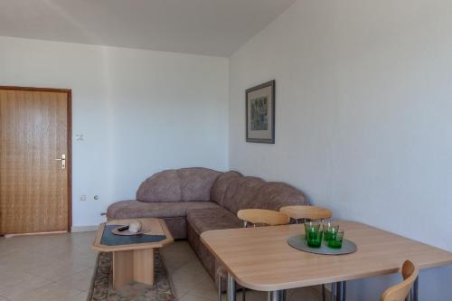 One-Bedroom Apartment with Balcony and Sea View image 1
