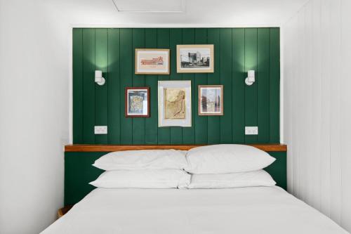 Stylish Studio in the Heart of Newtown with Pool - image 4