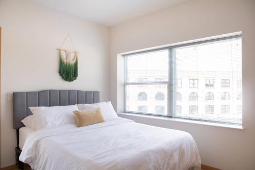Flexhome East Side 1BR R1 - Brady Fiserv Balcony in Milwaukee, USA