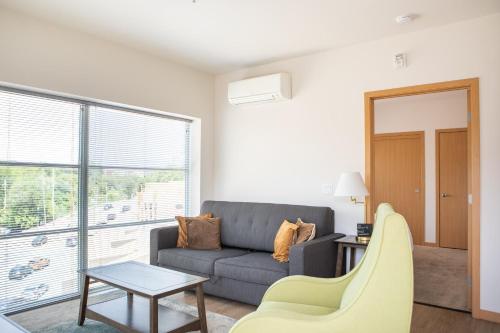 Flexhome East Side 1BR R1 - Brady Fiserv Balcony in Milwaukee, USA