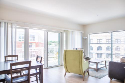 Flexhome East Side 1BR R1 - Brady Fiserv Balcony in Milwaukee, USA