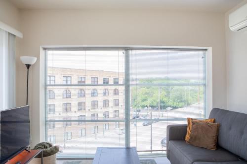 Flexhome East Side 1BR R1 - Brady Fiserv Balcony in Milwaukee, USA