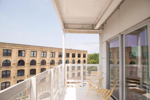 Flexhome East Side 1BR R1 - Brady Fiserv Balcony in Milwaukee, USA