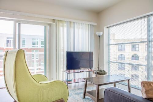 Flexhome East Side 1BR R1 - Brady Fiserv Balcony in Milwaukee, USA
