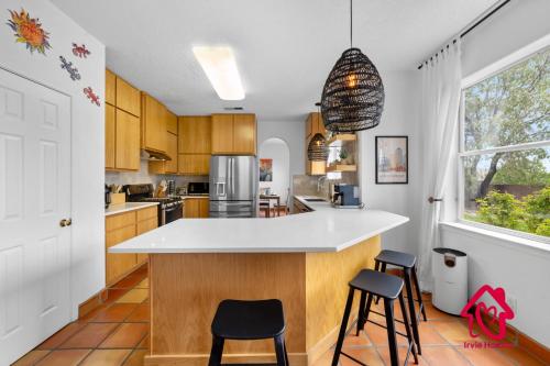 Gusto Retreat Modern Serenity - An Irvie Home in Albuquerque, USA