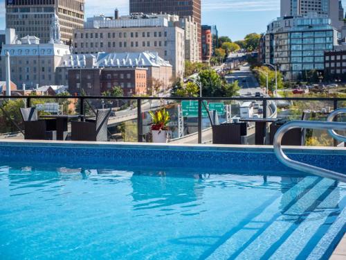 Rustic, Downtown Quebec, Rooftop pool, 2 bedrooms AND 2 bathrooms -up to 6 guests, Quebec City (zdjęcie 2)