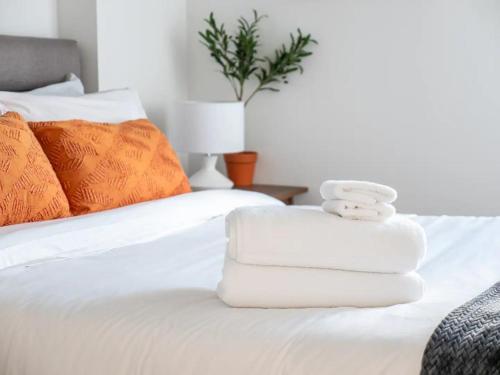 Rustic, Downtown Quebec, Rooftop pool, 2 bedrooms AND 2 bathrooms -up to 6 guests, Quebec City (zdjęcie 7)