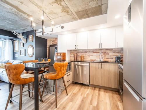 Rustic, Downtown Quebec, Rooftop pool, 2 bedrooms AND 2 bathrooms -up to 6 guests, Quebec City (zdjęcie 8)