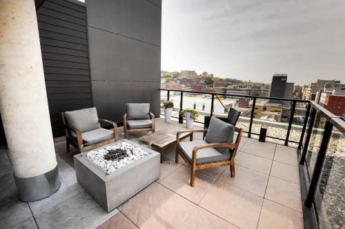 Rustic, Downtown Quebec, Rooftop pool, 2 bedrooms AND 2 bathrooms -up to 6 guests, Quebec City (zdjęcie 10)