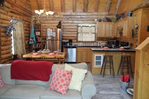 Hidden Valley Heaven - WiFi - Satellite - Washer - Dryer - Wood Stove - Semi-Secluded - Quiet Neighborhood - Beautiful Views in Red River, USA