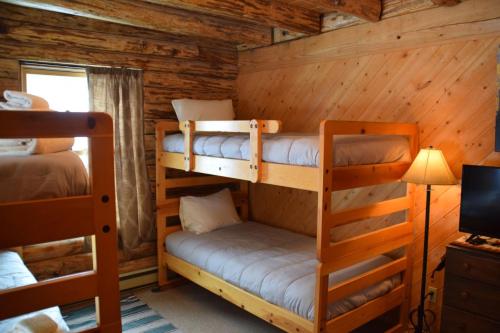 Hidden Valley Heaven - WiFi - Satellite - Washer - Dryer - Wood Stove - Semi-Secluded - Quiet Neighborhood - Beautiful Views in Red River, USA