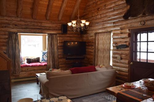 Hidden Valley Heaven - WiFi - Satellite - Washer - Dryer - Wood Stove - Semi-Secluded - Quiet Neighborhood - Beautiful Views in Red River, USA