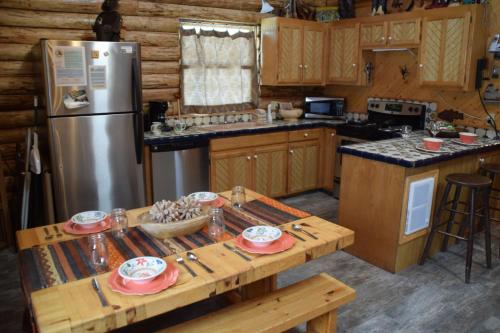 Hidden Valley Heaven - WiFi - Satellite - Washer - Dryer - Wood Stove - Semi-Secluded - Quiet Neighborhood - Beautiful Views in Red River, USA