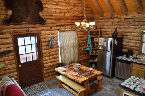 Hidden Valley Heaven - WiFi - Satellite - Washer - Dryer - Wood Stove - Semi-Secluded - Quiet Neighborhood - Beautiful Views in Red River, USA