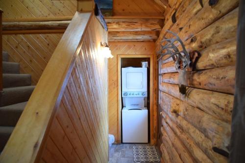 Hidden Valley Heaven - WiFi - Satellite - Washer - Dryer - Wood Stove - Semi-Secluded - Quiet Neighborhood - Beautiful Views in Red River, USA