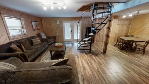 Hillside Haven - Pet Friendly - WiFi - Satellite - Wood Burning Stove - Large Deck - Two Living Rooms in Red River, USA