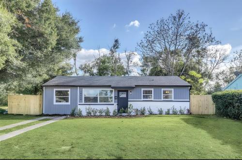 Contemporary Haven Stylish and Comfortable Space Contemporary Haven Stylish and Comfortable Space