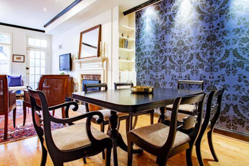 Heart of Capitol Hill Row House Luxury & Location in Washington, USA